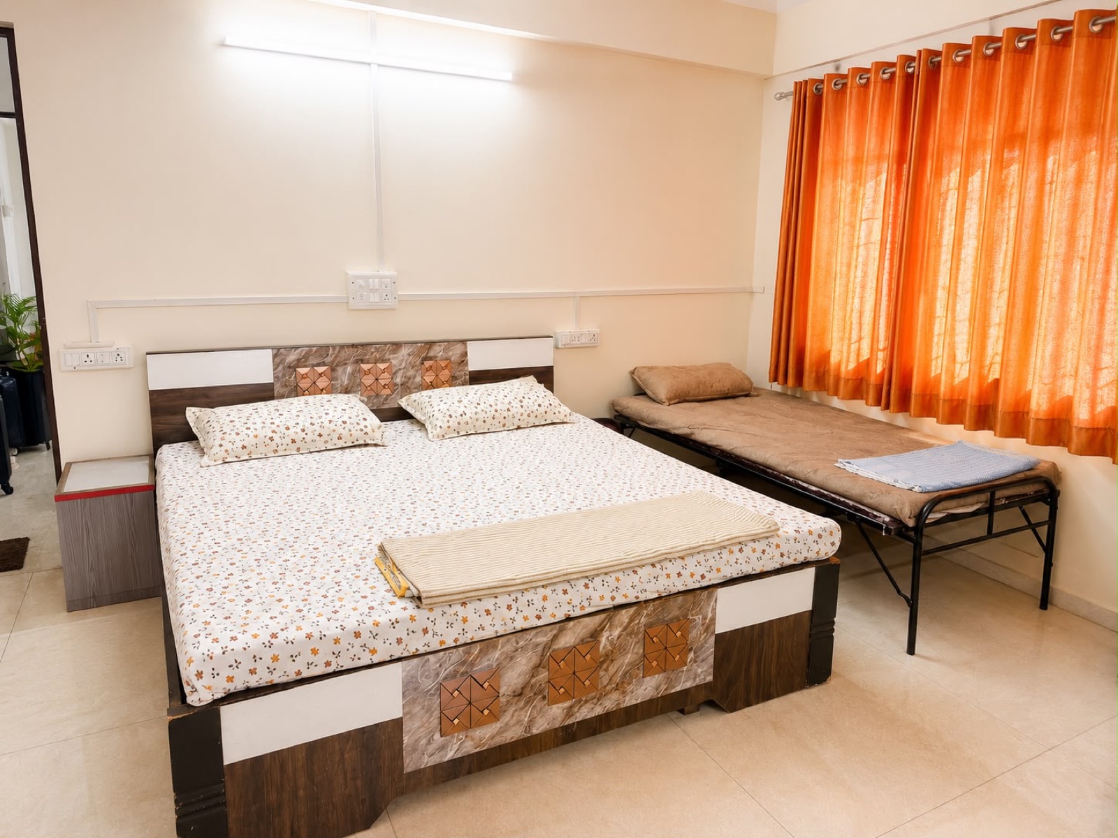Bedroom with double bed and extra folding bed